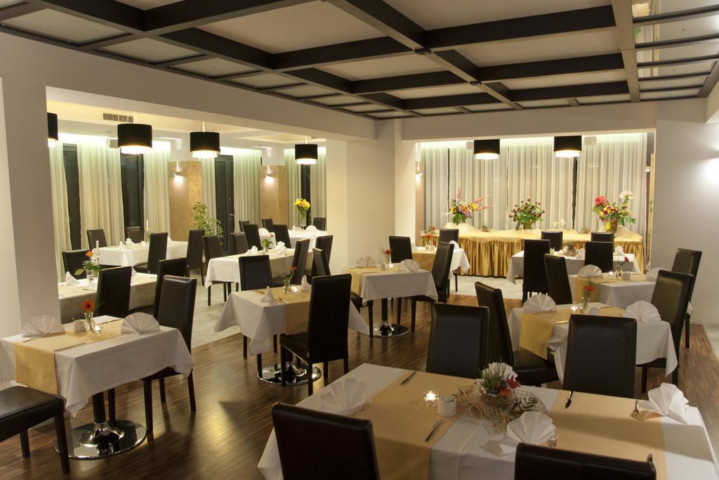 Hotel Vis A Vis Oleśnica Exteriör bild