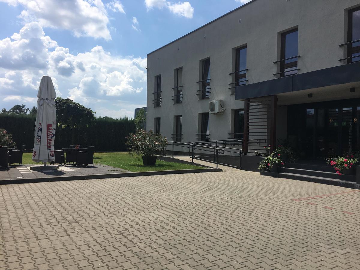Hotel Vis A Vis Oleśnica Exteriör bild