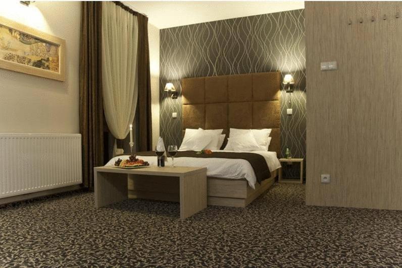 Hotel Vis A Vis Oleśnica Exteriör bild