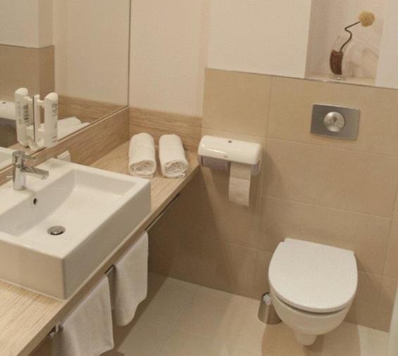 Hotel Vis A Vis Oleśnica Exteriör bild